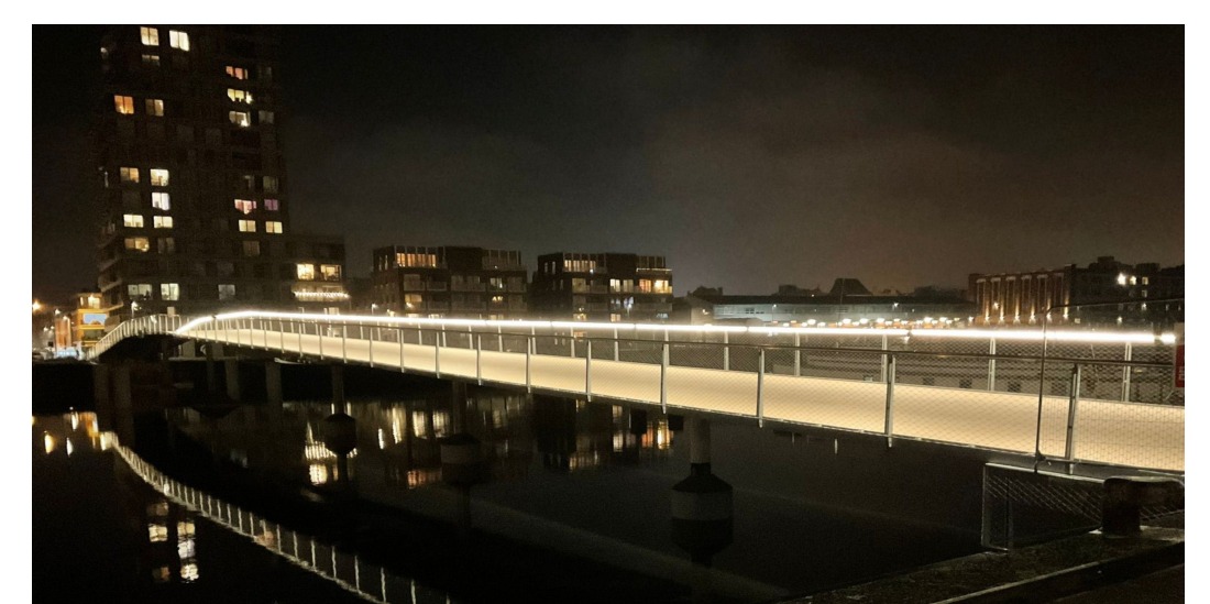 Continuous linear lighting on a bridge